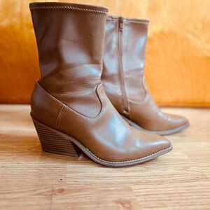Universal Thread Tan Heeled Boots